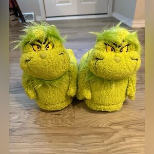 American Eagle Outfitters Grinch Plush Slippers Women’s S/M
